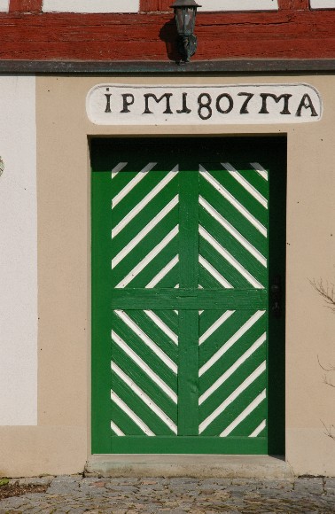 Haustür mit Inschrift