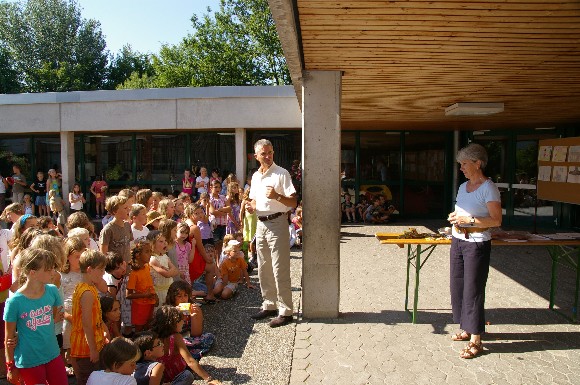 Preisvergabe im Schulhof, Brigitte Geiß und Schulleiter Alexander Schatz