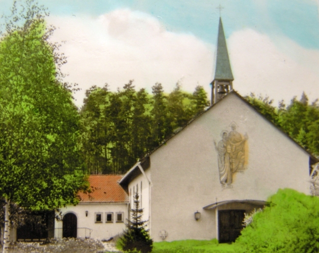 Die Vorgängerkirche auf einer alten Postkarte.jpg