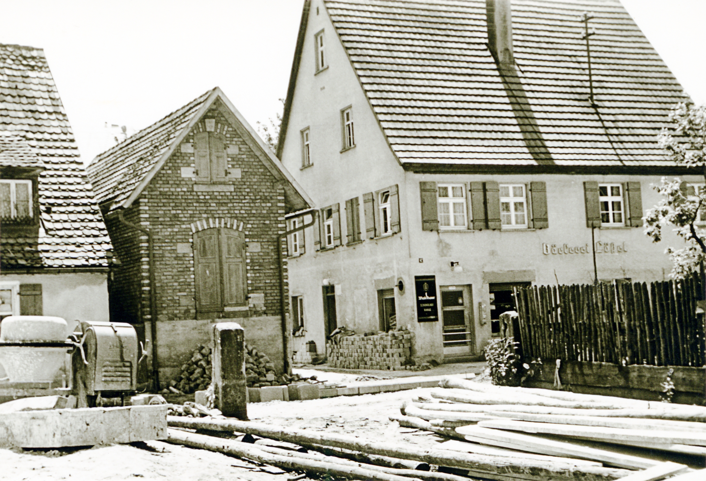 Vor der Bäckerei Lößel