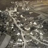 Luftbild mit Pfarrhaus und Kirche